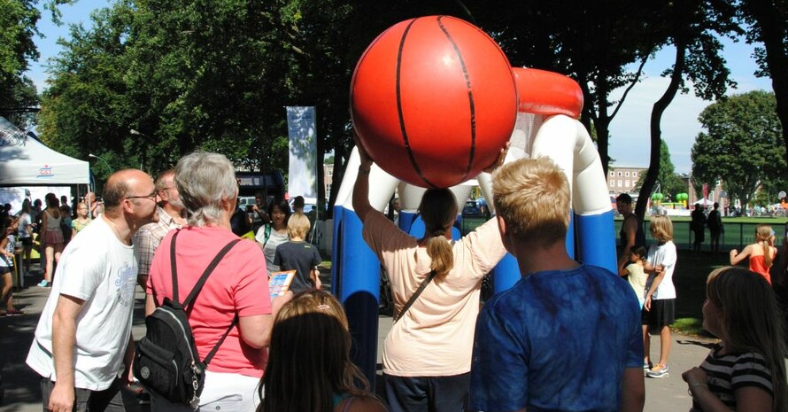 Besucher versuchen sich am überdimensionalen XXL-Basketball. Fotos: DOSB