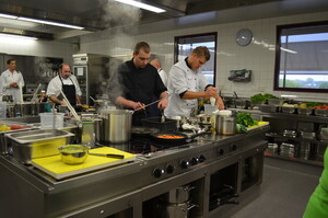 Mit viel Freude probierten die Küchenleiter/Innen der DOSB-Einrichtungen neue Rezepte aus. Foto: Kirsten Brüning