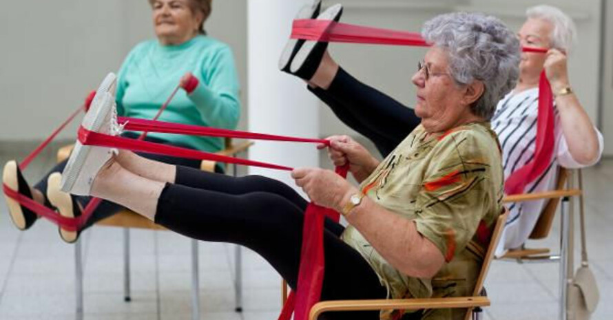 Ältere Frauen halten sich mit Gymnastik fit und gelenkig. Foto: picture-alliance