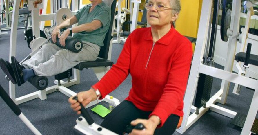 Zweimal in der Woche eine Dreiviertelstunde Krafttraining empfiehlt der Sportwissenschaftler für die Erhaltung der Fitness älterer Menschen. Foto: picture-alliance